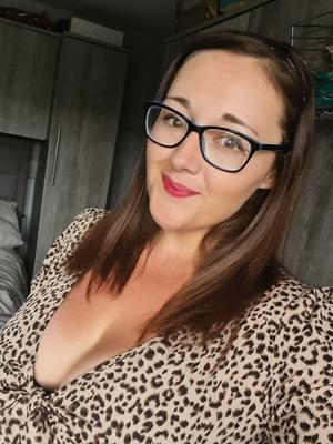 Belle Trixxxy Wunderschöne HugeTits-Milf mit Brille, gemischtes heißes Foto