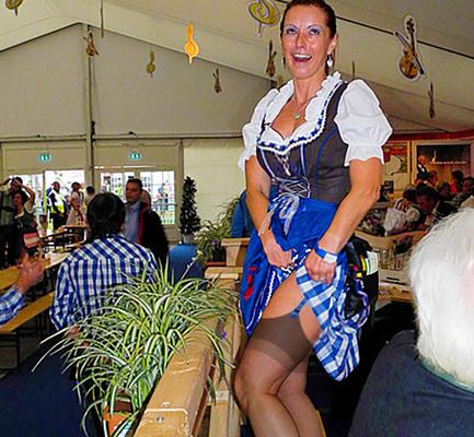 Fesche Madln im Dirndl zum Dreihundertzweiundachtzigste`n