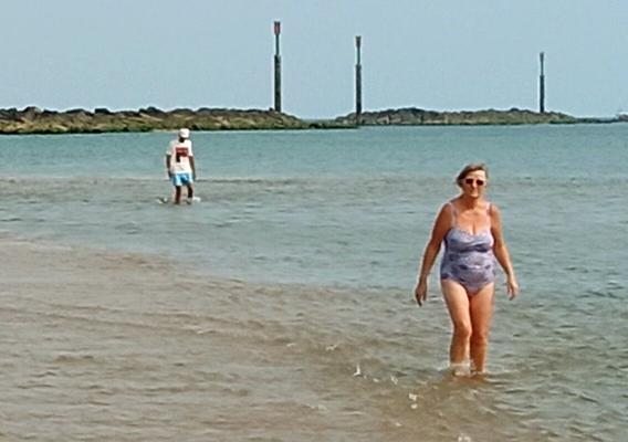 Norfolk Beach, vollbusige Oma, große reife Titten im Badeanzug