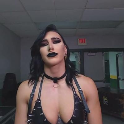 Rhea Ripley décolleté profond VIDÉO