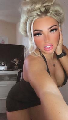 Jadeblondes, prolliges Teenie mit dicken Titten