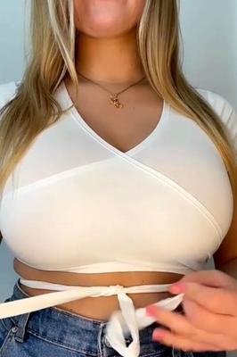 Blonde sort ses gros seins