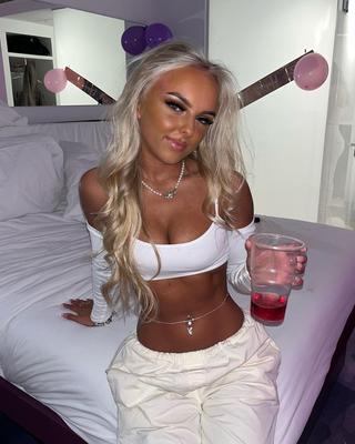 Holly Blonde Chav Ado