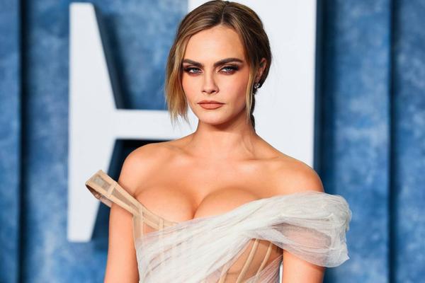 Cara Delevingne con tetas bien formadas como bolas de helado