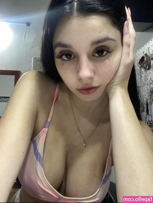 Latina maigre aux gros seins