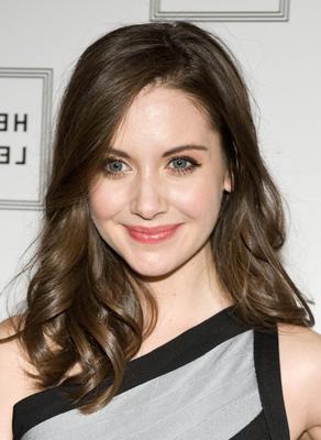 Alison Brie robe grise magnifique