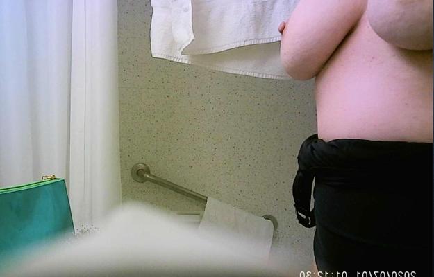 Esposa inconsciente, tetas en el baño.