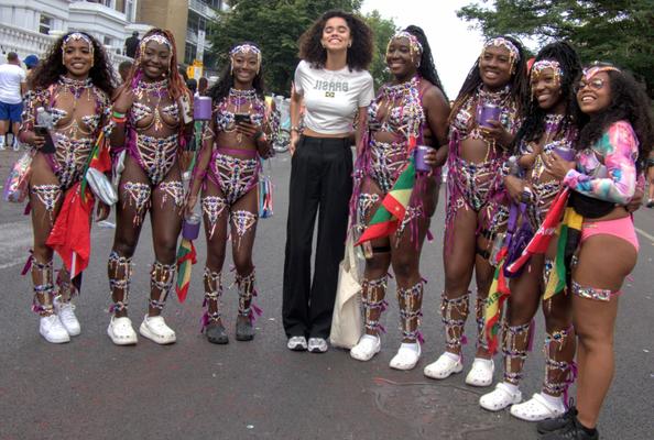 Chicas felices del carnaval