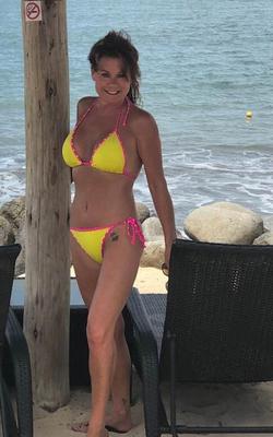 Muy linda y sexy MILF Terri en bikinis y vestidos. Gran cuerpo