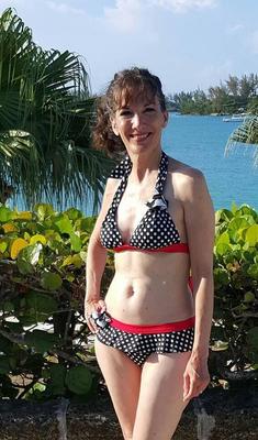 Heiße MILF Susan in Bikinis und Kleidern, nettes Gesicht