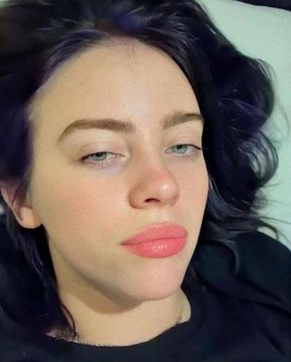 Billie Eilish cum alvo