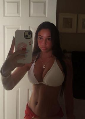 Jenna M, une adolescente aux gros seins