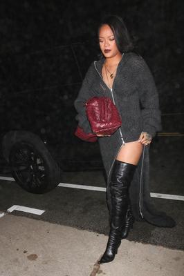 Rihanna muestra sus muslos mientras la ven saliendo de la cena