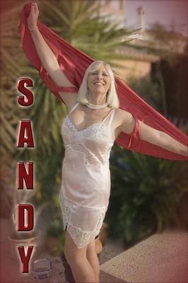 La collection de lingerie vintage sans fin de Sandy mature, taquine