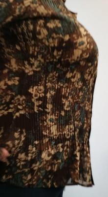 Sincero Cougar em blusa camuflada tetas