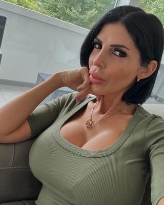 Vollbusige MILF 1