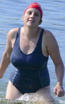 gros seins mature en maillot de bain