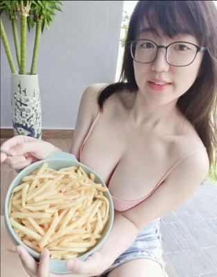 Nerd chinês com peitos grandes