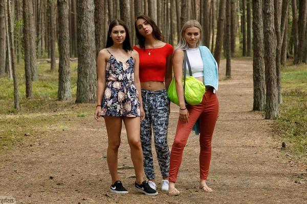 Trois anges dans une forêt