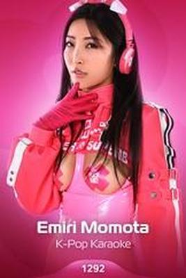 Emiri Momota ist K Pop Karaoke June,