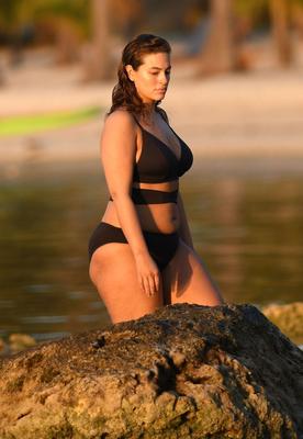 Ashley Graham en bikini noir sur la plage d'Islamorada,