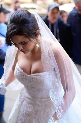 Selena Gomez étourdit dans une robe de mariée tournant