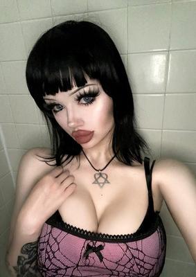 Bunni Cula Busty Goth